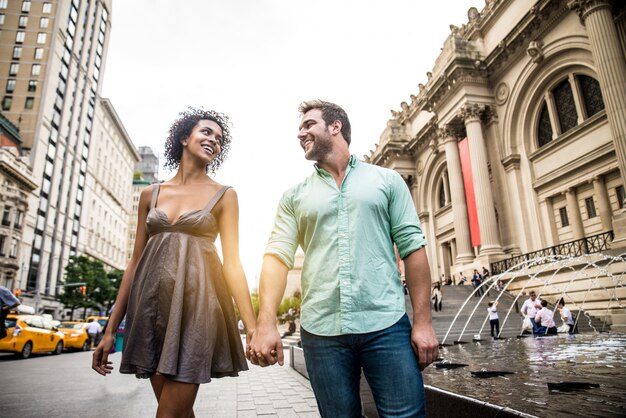 Casal andando em Nova York