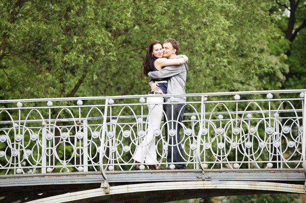 Casal andando em uma ponte