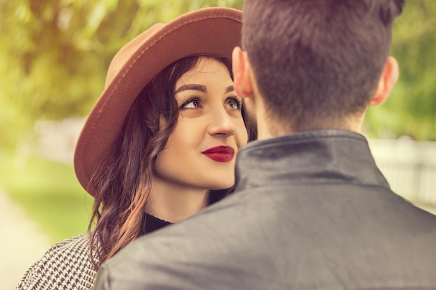 Foto casal andando lá fora