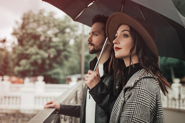 Casal andando lá fora