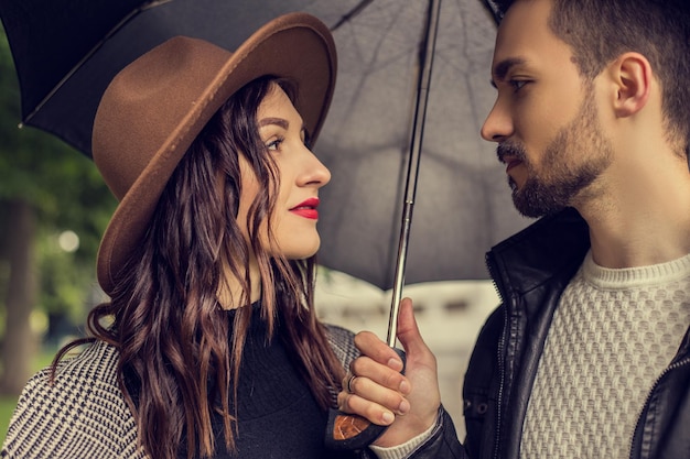 Casal andando lá fora