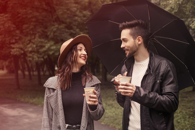 Casal andando lá fora