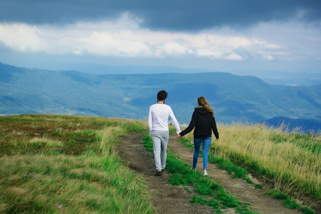 Casal andando na estrada de campo