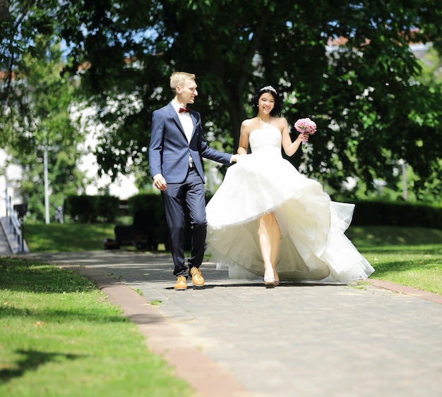 Casal andando no beco do Parque