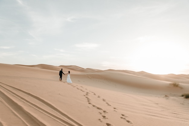 Casal andando no deserto