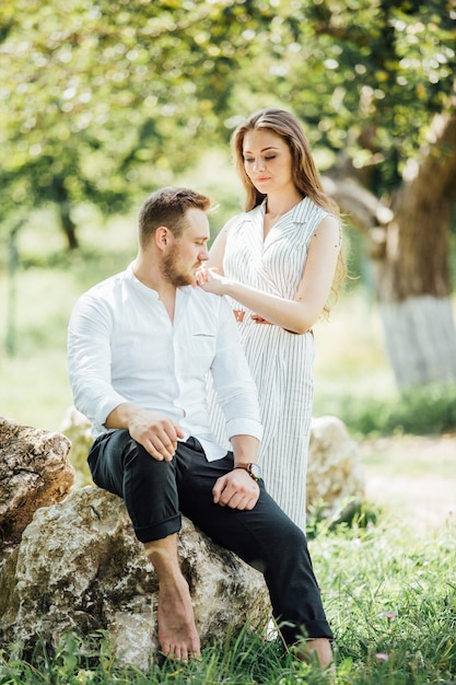 Casal andando no jardim