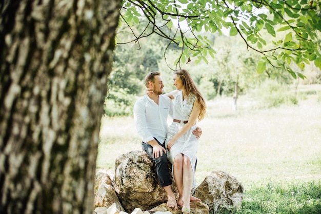 Casal andando no jardim