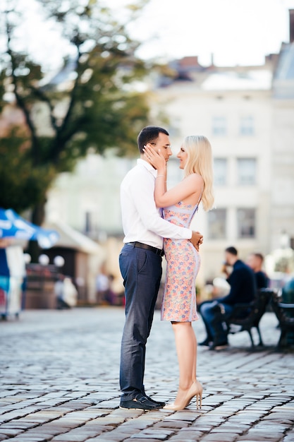 Casal andando pela cidade