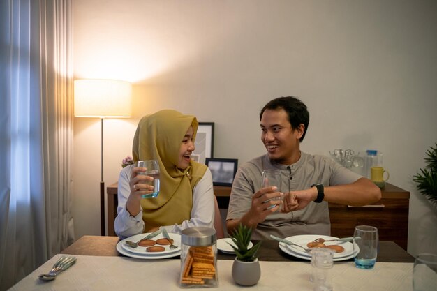 Foto casal animado tendo tempo de jantar iftar juntos