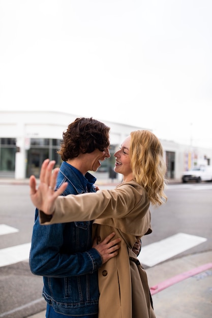 Foto casal ao ar livre na cidade após proposta com anel de noivado