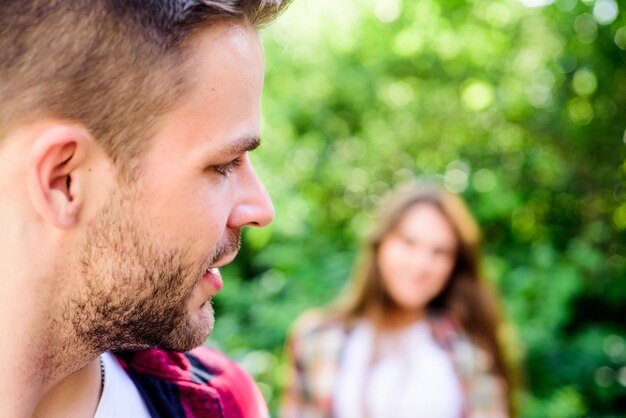 Casal ao ar livre natureza desfocada Casal apaixonado se encontrando Relacionamento de casal Siga-me Apresente-se de maneira respeitosa com as mulheres enquanto ainda é extrovertido Iniciando relacionamento