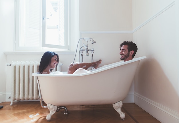 Foto casal apaixonado a passar tempo juntos em casa. momentos românticos no banheiro