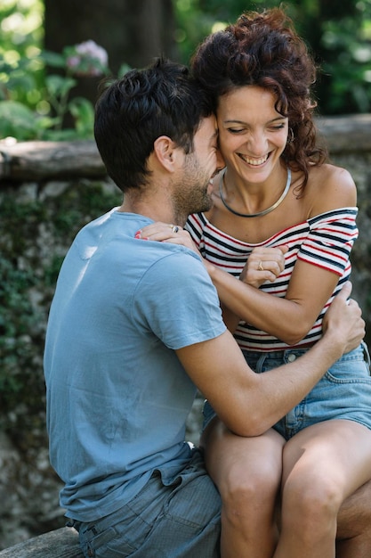 Casal apaixonado abraçando no banco de um parque