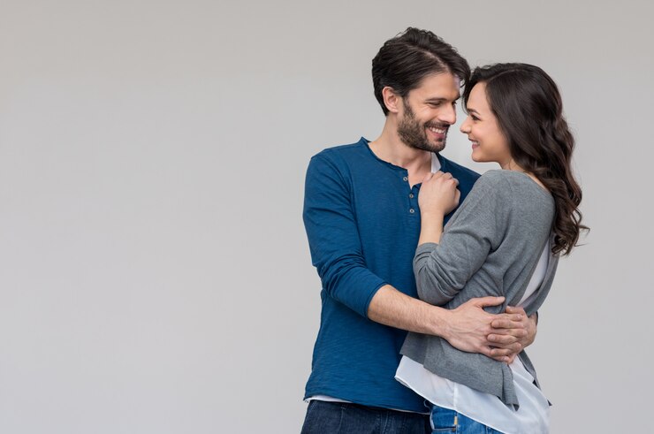 Casal apaixonado abraçando
