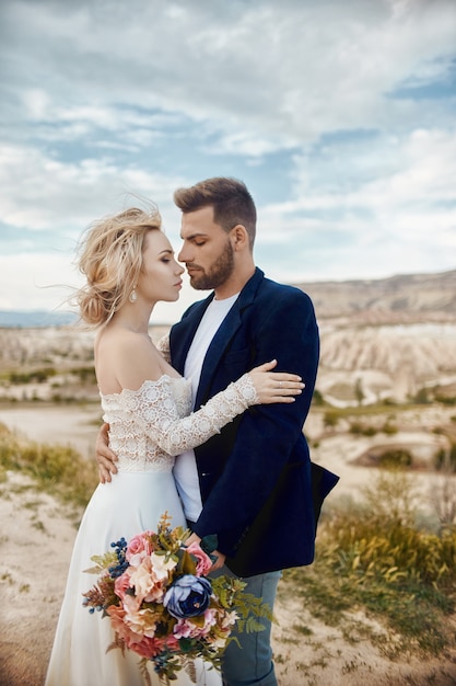 Casal apaixonado abraços e beijos em montanhas fabulosas na natureza.