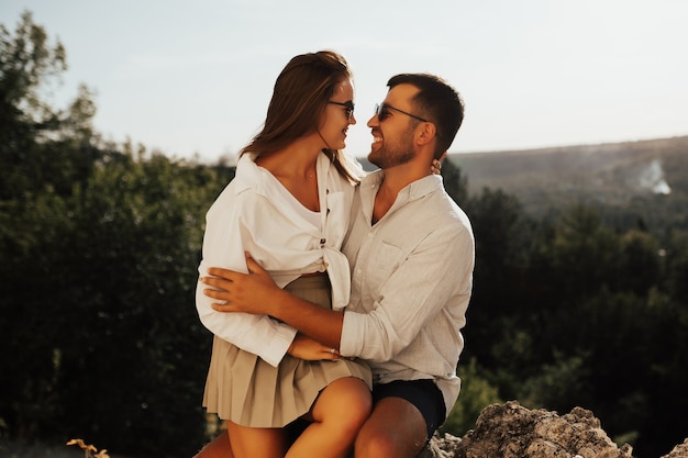 . casal apaixonado abraços em montanhas fabulosas na natureza.