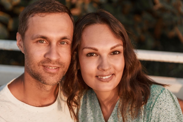 Casal apaixonado abraços. homem e mulher sorrindo. dia dos namorados