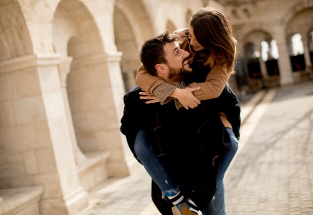 Casal apaixonado andando e se divertindo em Budapeste, Hungria