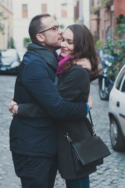 Casal apaixonado andando em roma