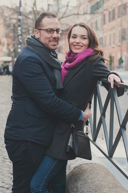 Casal apaixonado andando em roma