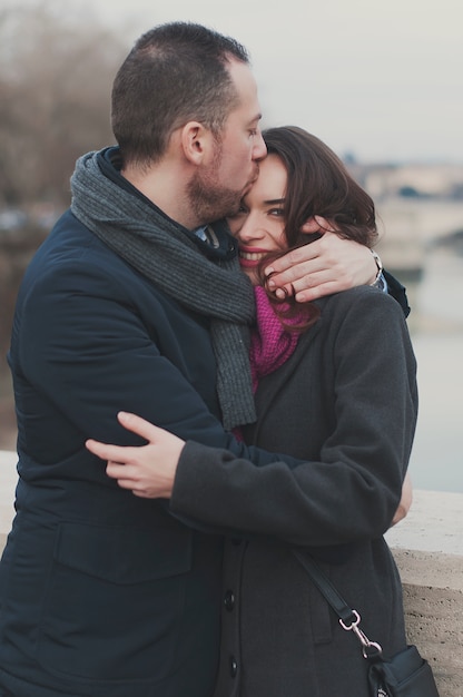 Casal apaixonado andando em Roma