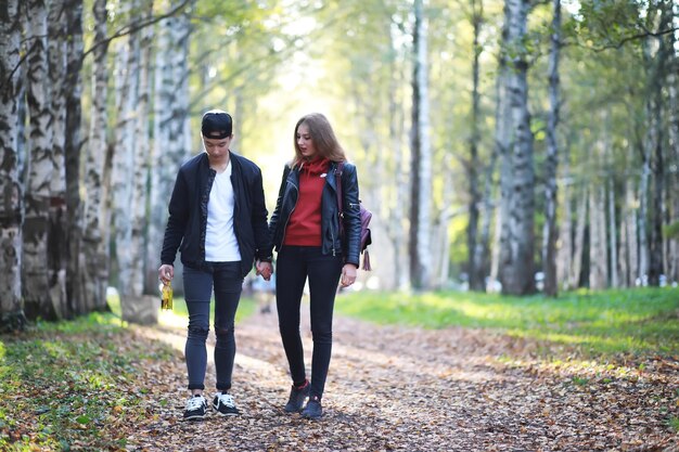 Casal apaixonado andando em roupas casuais