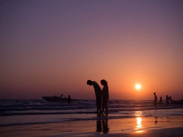 casal apaixonado andando na praia.