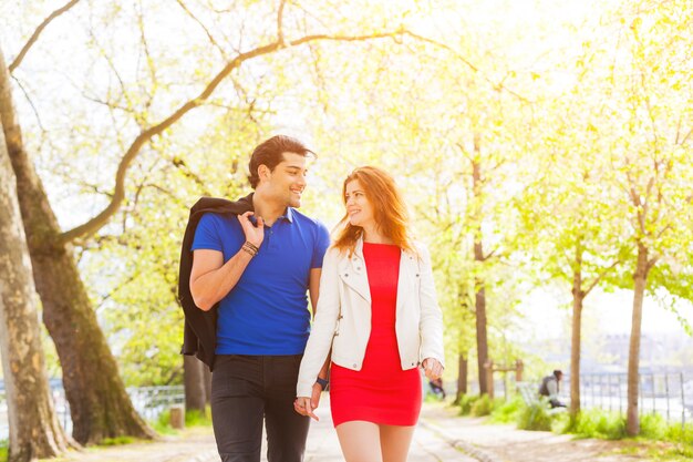 Casal apaixonado andando no parque em paris