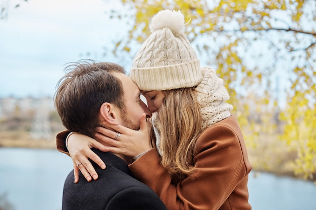 Casal apaixonado andando no parque no outono abraços e beijos.