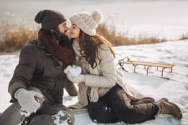 Casal apaixonado ao ar livre no inverno