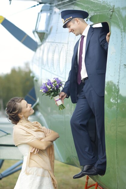 Casal apaixonado, avião vintage.