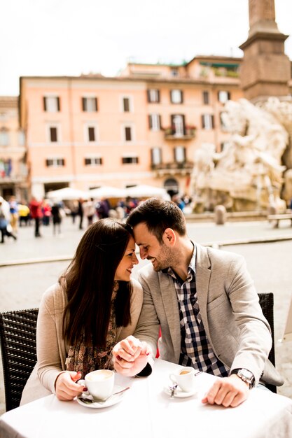 Casal apaixonado, bebendo café em Roma, Itália