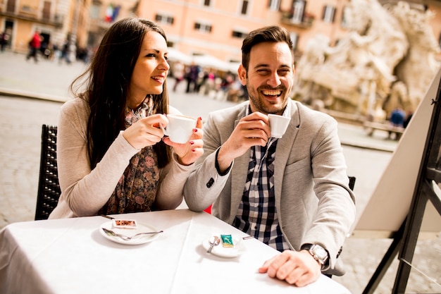 Casal apaixonado, bebendo café em Roma, Itália