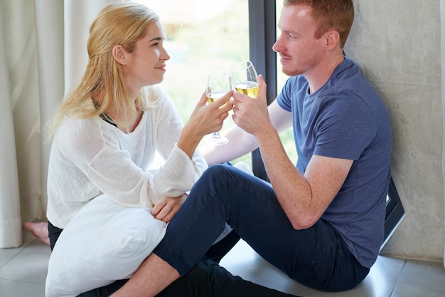 Casal apaixonado, bebendo vinho