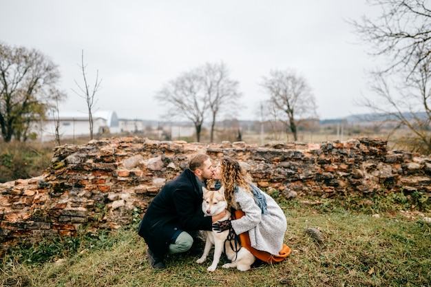 Casal apaixonado beijando com husky entre eles