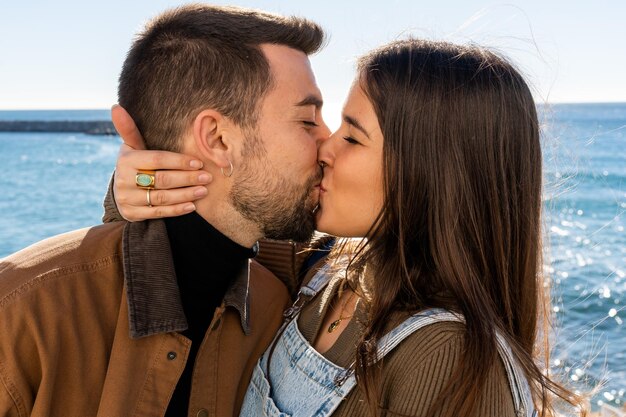 Casal apaixonado beijando perto do mar