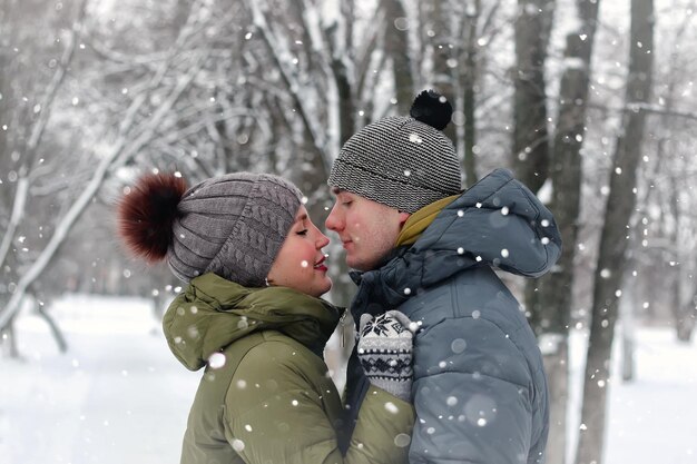 Casal apaixonado beijando rua de inverno