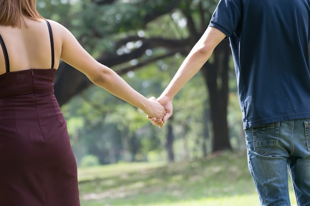 casal apaixonado. casal feliz juntos de mãos dadas.