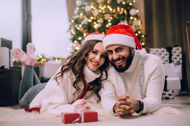 Casal apaixonado celebra o Natal