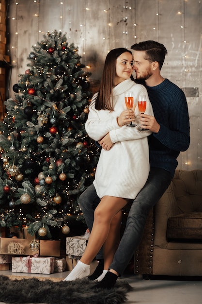 Casal apaixonado clink de taças com champanhe.