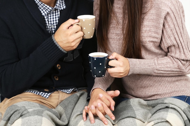 Casal apaixonado com bebidas quentes