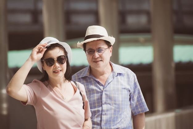 Casal apaixonado com chapéu na cabeça