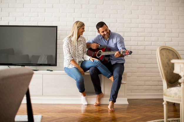 Casal apaixonado com guitarra