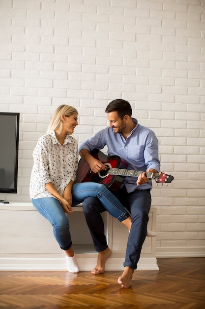 Casal apaixonado com guitarra