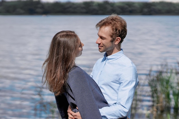 Casal apaixonado dançando juntos na margem do lago