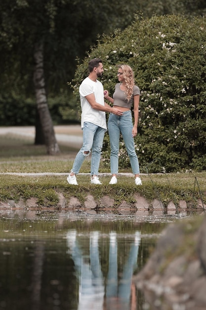 Casal apaixonado dançando perto de um lago em uma cidade Parkromance e amor