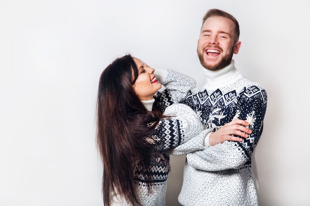 Casal apaixonado de inverno em branco