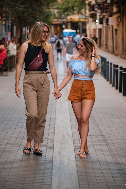 Casal apaixonado de lésbicas na rua de Barcelona. Conceito LGTB