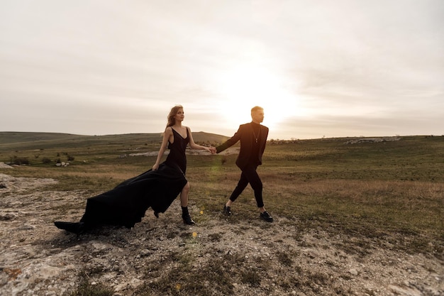 casal apaixonado de vestido preto e terno