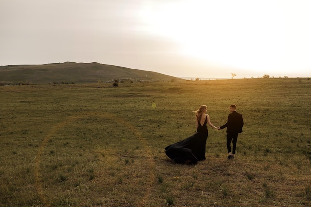 casal apaixonado de vestido preto e terno